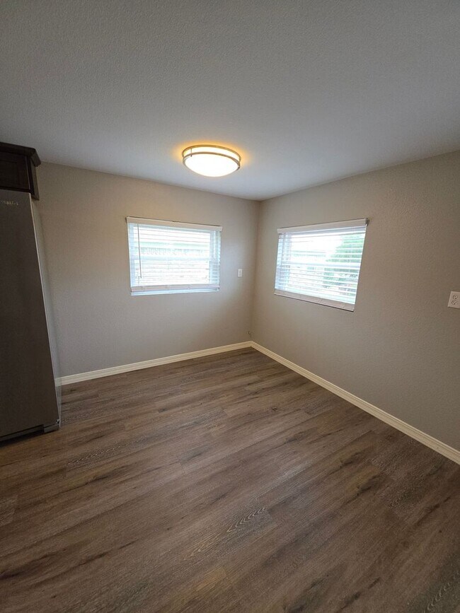 Building Photo - 709 W 13th St