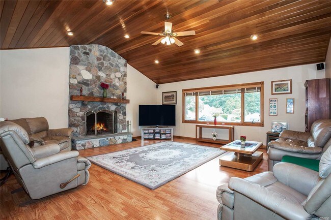 Foto del edificio - 24 Shelton Ct