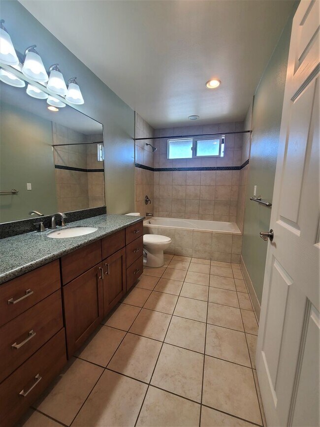 Foto del edificio - Literally steps to the beach!  3 bedroom, ...