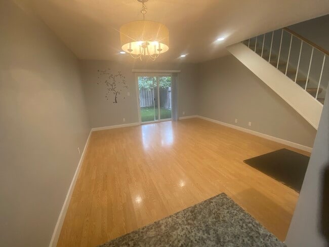 Building Photo - 307 N Temple Dr