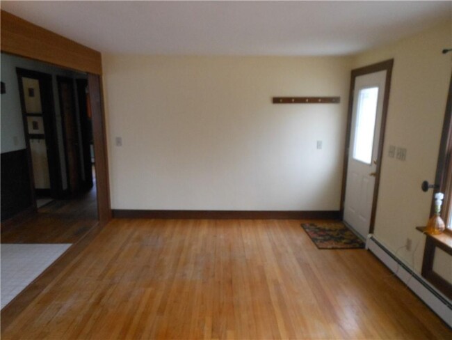 Building Photo - 241 Quaker Ln