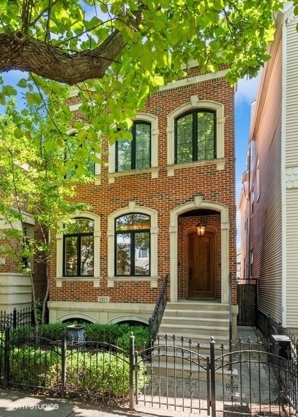 Primary Photo - 3313 N Hoyne Ave