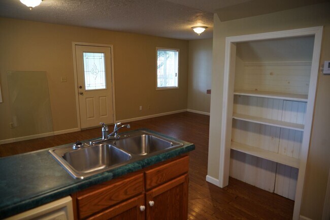Building Photo - 3 BD 2 BA HOUSE!