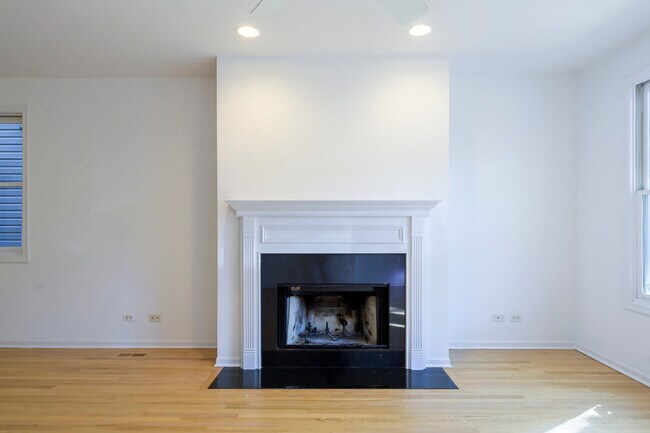 Building Photo - 1644 W Fletcher St