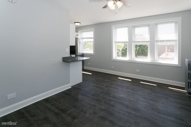 Building Photo - 1521 W Sherwin Ave