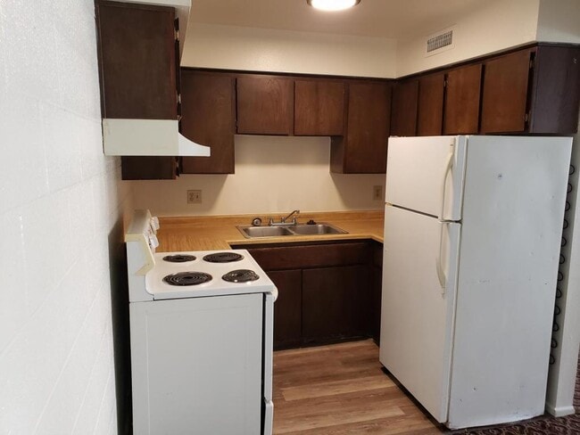 Building Photo - 605 S Royal Crest Cir