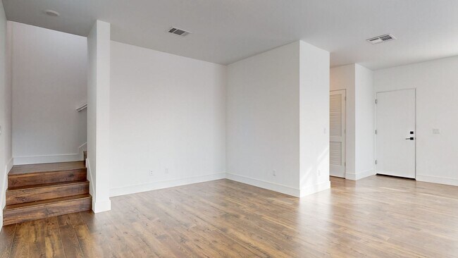 Foto del edificio - Beautiful and Bright 3 Bedroom 2.5 Bathroom Home with 2 Car Tandem Garage! PG&E Included!