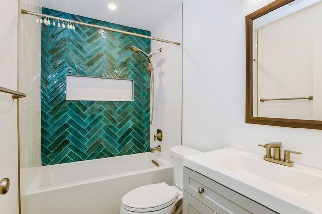 Foto del edificio - Discover this well-appointed 2-bedroom, 2-bath condo in Lake Forest