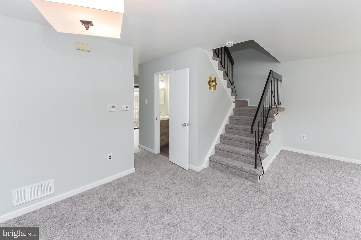 Primary Photo - 28 Chelsea Cir