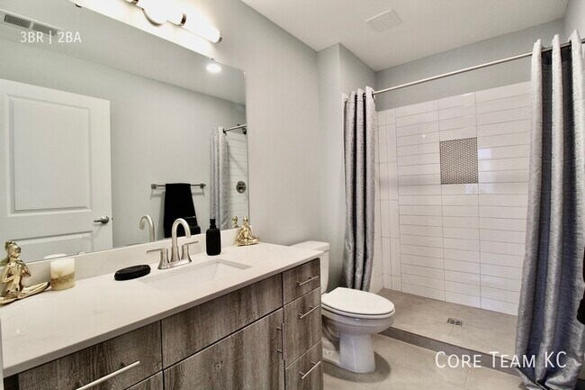 Building Photo - Spacious Three bedroom in Midtown!