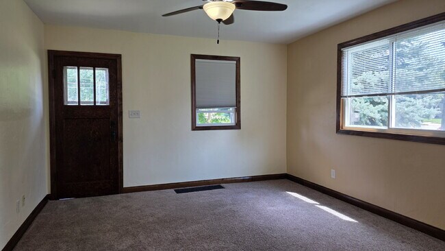 Foto del edificio - Large 2 bedroom Duplex- LOWER