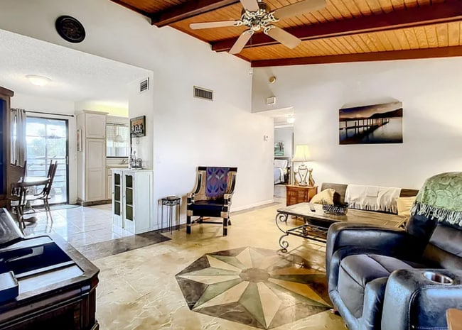 Foto del edificio - 5894 Longbow Ln