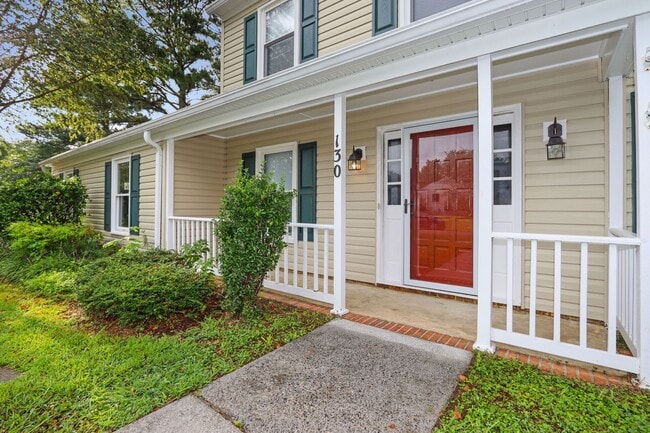 Building Photo - 130 Camelot Crescent