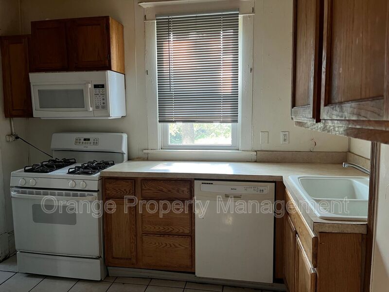 Building Photo - 3042 Fowler Ave