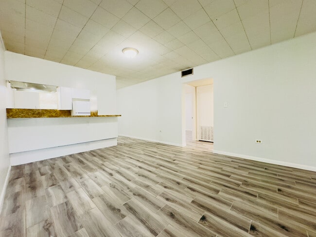 Building Photo - 1120 Valley View Dr