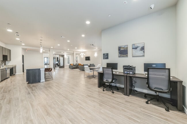 Building Photo - Villas at Echo East