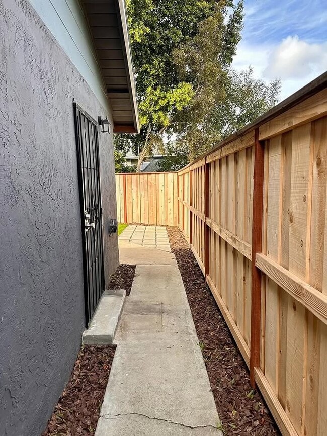 Building Photo - 2203A Alta Vista Dr