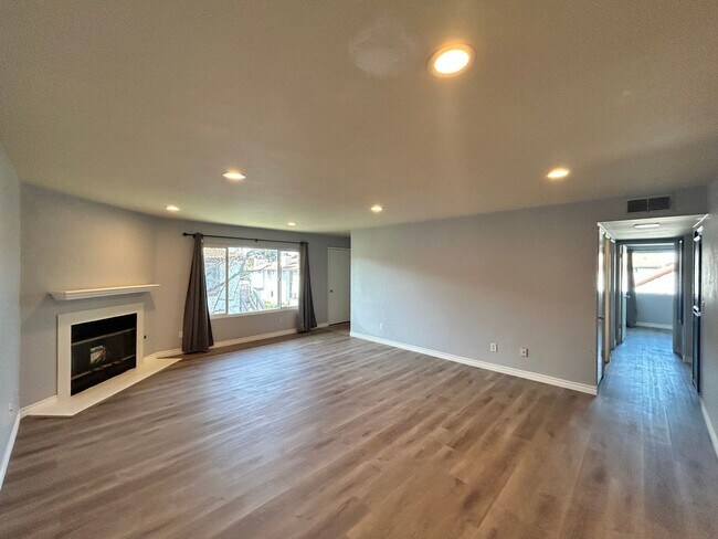 Foto del edificio - Beautiful 3BD/2BA W/ A/C, In-Unit Laundry, and Reserved Parking in Santee!