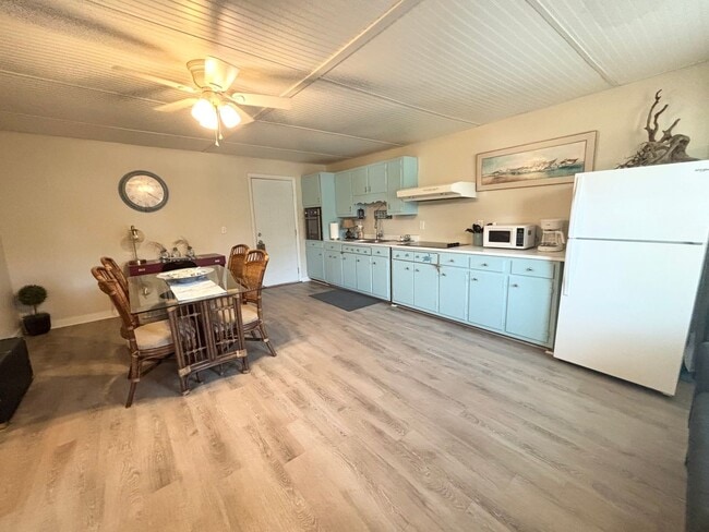 Foto del edificio - CALLING ALL SNOWBIRDS! Fully furnished apartment!