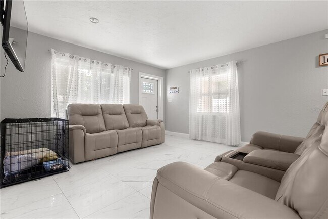 Building Photo - 1731 4th Ave E