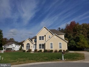 Building Photo - 5 Bandcroft Dr
