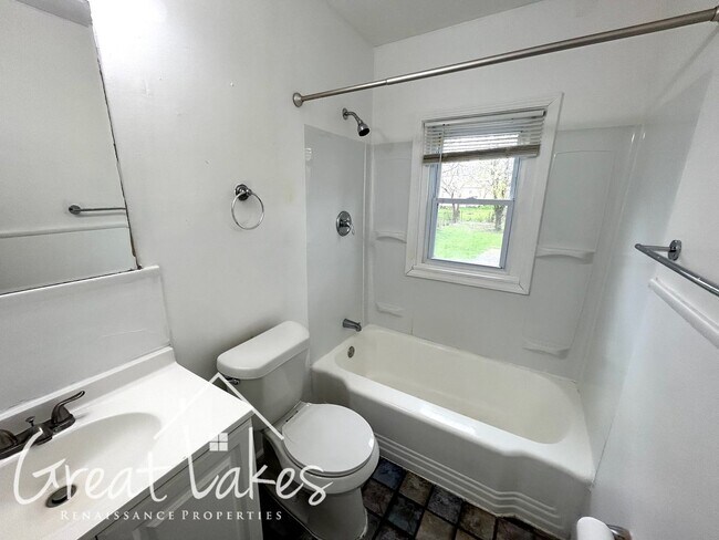 Building Photo - Cozy 3 Bedroom / 1 Bathroon Bungalow on Qu...