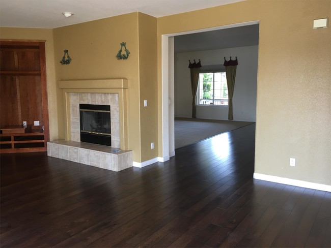 Building Photo - 887 Trinity Ct