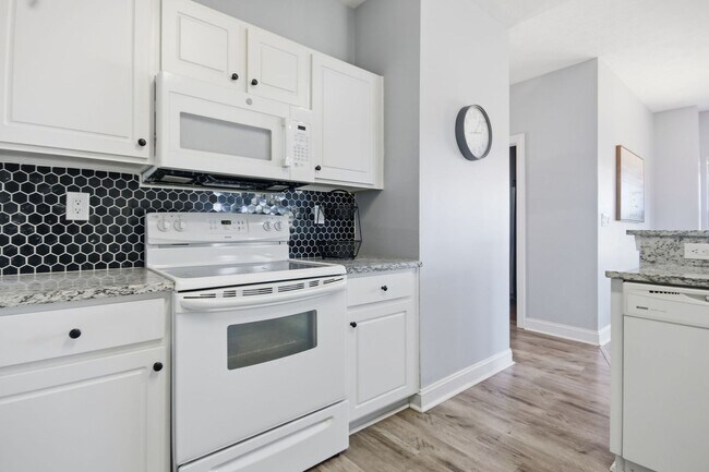 Foto del edificio - 3-Bedroom, 2Bath Condo end unit