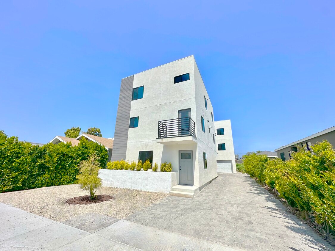 5563 Carlin St, Los Angeles, CA 90016 Townhome Rentals in Los Angeles
