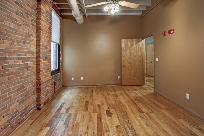 Building Photo - 635 W Lakeside Ave
