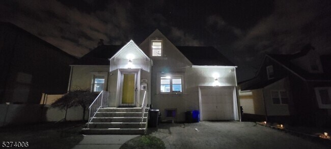 Building Photo - 331 8th St