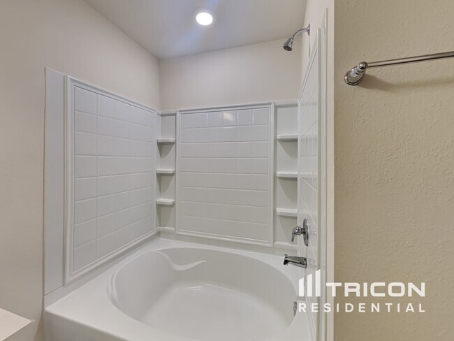 Foto del edificio - 382 Falcon Ridge Rd