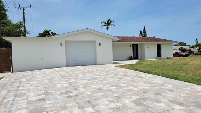 Building Photo - 2920 Gulf Gate Dr
