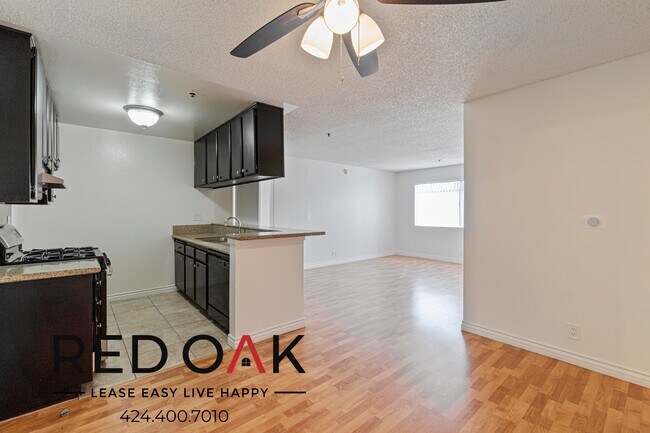 Foto del edificio - Stunning, Bright Two Bedroom with Spacious...