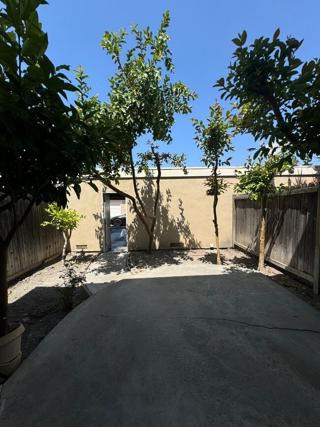 Building Photo - 3 Bed | 1.5 Bath Townhome with Garage in S...