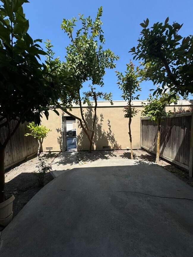 Foto del edificio - 3 Bed | 1.5 Bath Townhome with Garage in S...