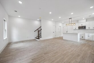 Building Photo - 2015 Brackenridge St