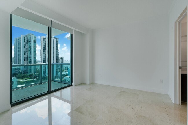 Foto del edificio - 333 NE 24th St