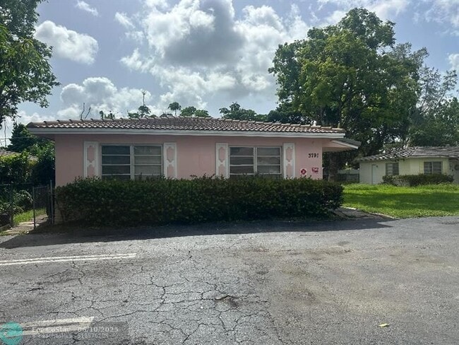 Building Photo - 3791 Riverside Dr