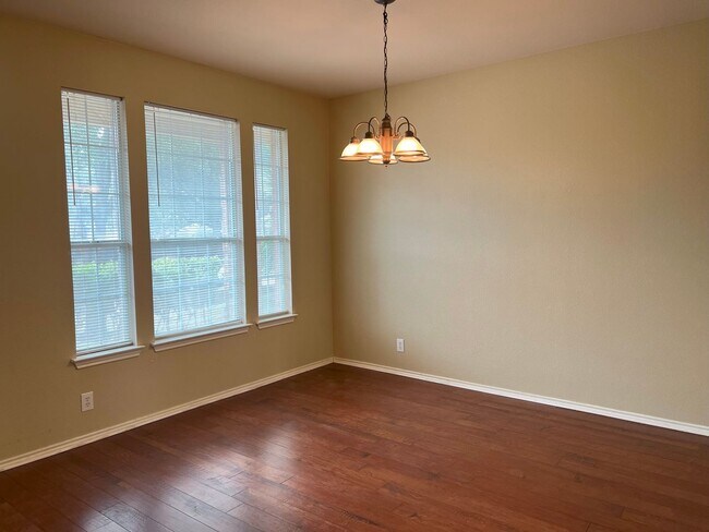 Foto del edificio - Welcome home to 337 Willow Loop!