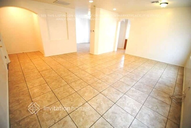 Building Photo - 1645 E Illini St