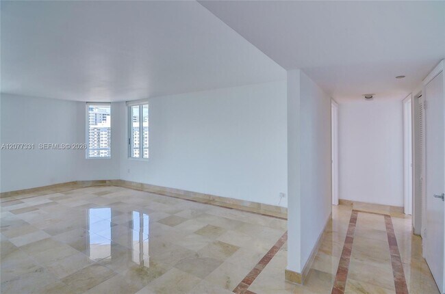 Foto del edificio - 5900 Collins Ave