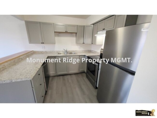 Building Photo - Beautifully Remodeled! Townhouse Style Apa...