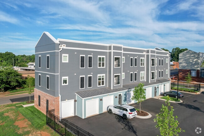 Building Photo - Pine25