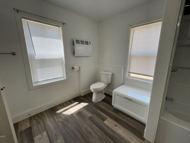 Foto del edificio - 3 Bedroom 1 Bath Beautiful House with Fenced Yard & Garage