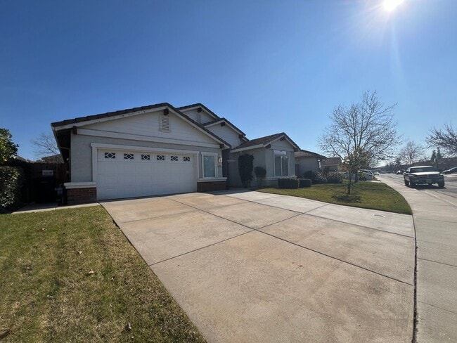 Building Photo - Newly Renovated