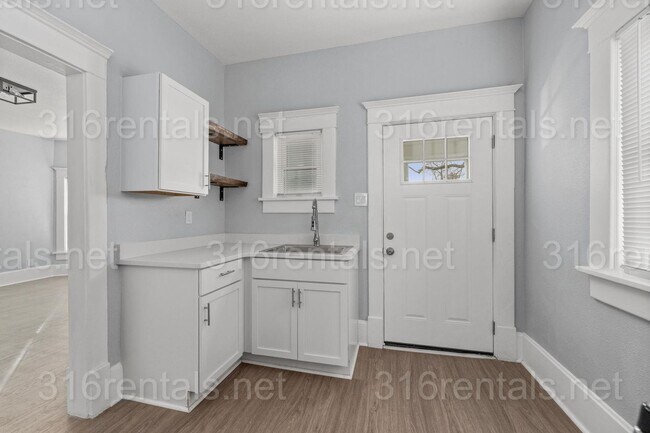 Building Photo - $850 - 1 bed 1 bath - Beautiful newly renovated Multi-family home located in Delano