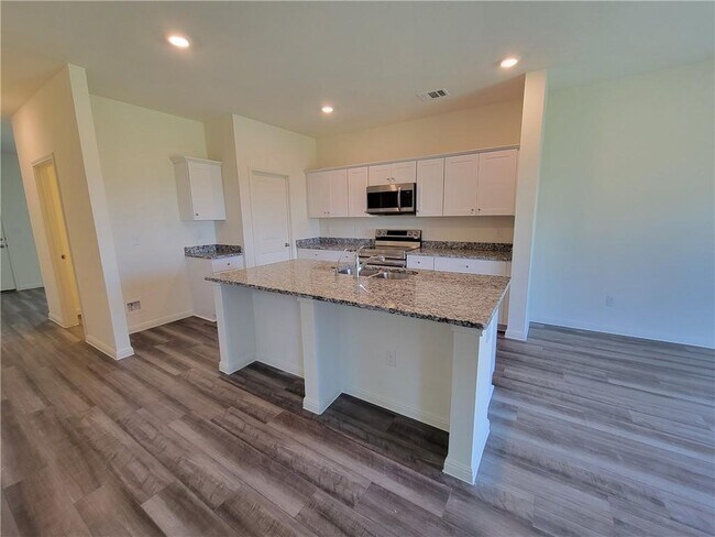 Building Photo - 421 Wren Ln