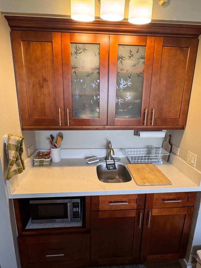 Foto del edificio - Fully Furnished Studio Unit in the Heart of Waikiki