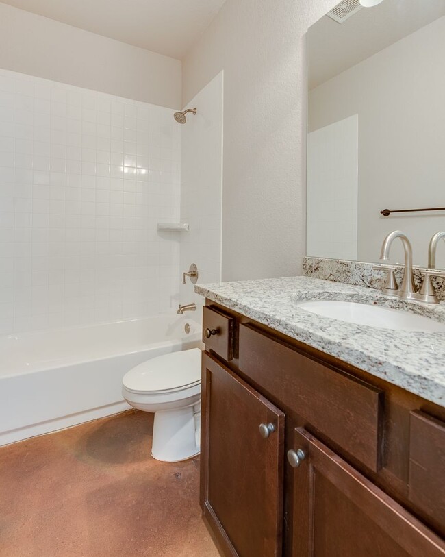 Foto del edificio - ** MOVE IN SUMMER 7/1/2027 ** 5 Bed 3 Bath...
